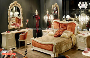 Cama de respaldo alto de estilo francés con mesitas de noche, mueble de dormitorio con acabado dorado, tamaño Queen, tapizado en cuero - Product Image 6