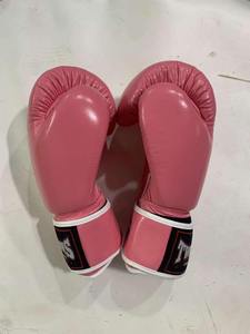 ราคาขายส่ง ถุงมือชกมวยแบบติดตีนตุ๊กแกสีชมพู รุ่น Twin สำหรับฝึกซ้อมและแข่งขัน หนังแท้คุณภาพสูง - Product Image 1