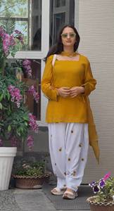 Conjunto Étnico Casual de Dos Piezas para Mujer: Top Amarillo Tejido con Bordado Floral y Cuello Cuadrado Largo, y Pantalones Dhoti - Product Image 4