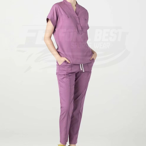 Uniforme Médico Unisex Morado, 100% Algodón Tejido, Manga Corta, Cuello en V, Bolsillos, Detección de Agujas, Logotipo Fusionado sin Costuras - Product Image 4