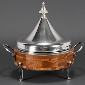 Élégante coupelle en bois avec couvercle en forme de cabane argentée, idéale pour servir les aliments, la décoration de cuisine et les réceptions, provenant d'Inde. - Product Image 4