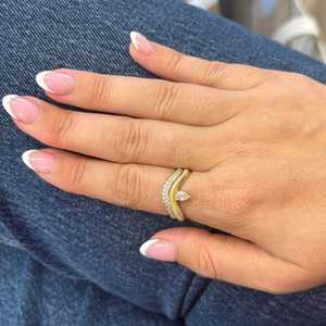 Anillo de Diamantes Solitario en Forma de Pera de 0.50 Quilates, Oro Sólido de 18K, Diamante de Laboratorio, Banda Curva en Forma de V con Textura Acanalada, Joyería Fina de Moda - Product Image 3