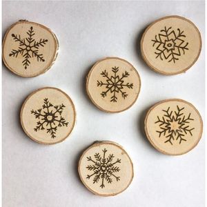 เครื่องประดับคริสต์มาสรูปเกล็ดหิมะไม้แกะสลักเลเซอร์สไตล์เรียบง่าย 6 แบบ ทำจากไม้เปลือกธรรมชาติ สำหรับตกแต่งบ้านในช่วงเทศกาลและป้ายของขวัญ - Product Image 1