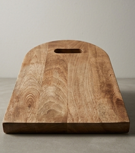 Planche à découper rectangulaire en bois de manguier finition naturelle avec dessus arrondi et poignée à fente - Product Image 2