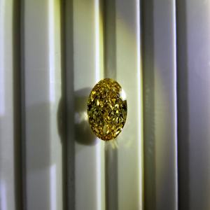 Diamant de laboratoire certifié IGI, 2,5 carats, ovale, taille brillant modifiée, jaune intense fantaisie, VS1, diamant non monté - Product Image 4