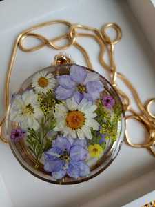 กระเป๋าคลัทช์เรซิ่นรูปหัวใจประดับดอกไม้จริง: กระเป๋าถือดอกไม้ทำมือ - Product Image 4