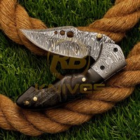 Couteau de poche pliant artisanal OEM en acier Damas de 7 pouces, manche en corne de cerf, lame à pointe tombante, EDC, chasse, camping, survie