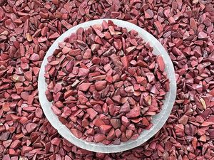 Vente en gros de copeaux d'agate jaspe rouge poli, cristal concassé 3-5mm pour la décoration de la maison et des fêtes par AMAYRA CRYSTALS EXPORTS INDIA - Product Image 2