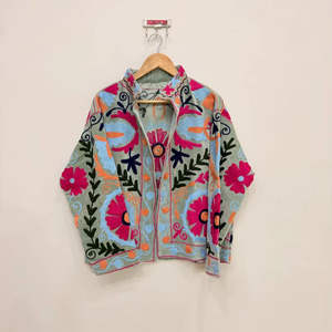 Chaqueta bordada de algodón Suzani hecha a mano para mujer, abrigo étnico vintage de manga larga con bordado floral para mujer - Product Image 1