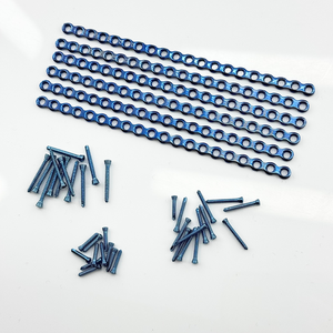 Juego de 66 Placas y Tornillos de Titanio de Alta Calidad de 2.4mm, Cortables y con Bloqueo, para Cirugía Ortopédica Veterinaria en Perros y Gatos - Product Image 1