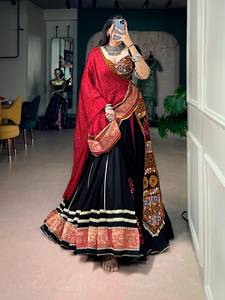 Conjunto de Lehenga Choli listo para usar, especial para Navratri, con bordado Kutchi de diseñador, detalles de encaje jacquard en el borde y tela de rayón. - Product Image 4