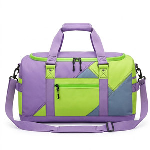 Sac de sport élégant avec panneaux latéraux superposés, base renforcée, plusieurs compartiments de rangement, doublure en polyester, fermeture éclair pour les voyages - Product Image 1