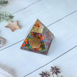 Pyramide d'Orgone Nubienne Faite à la Main avec Éclats de Pierres Précieuses Multiples 7x9cm, Pyramide d'Orgonite en Cristal Mélangé, Décoration d'Intérieur pour la Méditation, Toucher Réel Feng Shui - Product Image 1