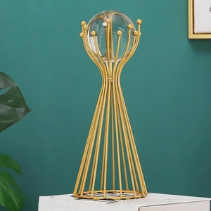 Sculpture sur piédestal en fil métallique doré de style luxe moderne, en forme de cage sablier, avec centre de table sphère en cristal transparent pour salon. - Product Image 4