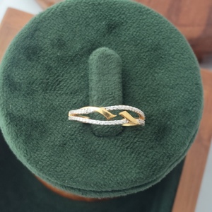 Bague en or massif 18 carats avec diamants, design croisé, pavé, élégante et minimaliste, pour femme, bijou raffiné, cadeau - Product Image 2