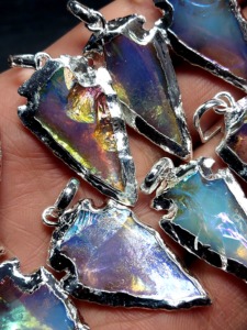 จี้หัวลูกศรโอปอไลต์สวยงามเป็นมิตรกับสิ่งแวดล้อม ขายดีอันดับต้นๆ ขายส่งงานฝีมือหินธรรมชาติ เครื่องประดับทำมือตามหลักฮวงจุ้ย - Product Image 4