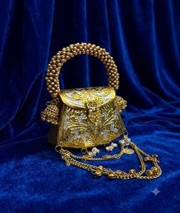 Elegante Mini Bolso de Mano Tradicional Chapado en Oro con Trabajo Kundan Hecho a Mano, Adornos Finos, Forma Personalizada, Bodas, 180 Días de Garantía - Product Image 1