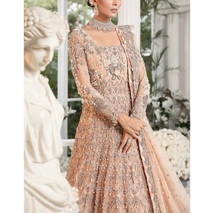 Vestido de Novia Moderno de Talla Grande con Encaje, Satén Suave, Largo hasta el Suelo, Corte A, Cola Barrida, Escote Halter y Detalles de Cuentas - Product Image 6