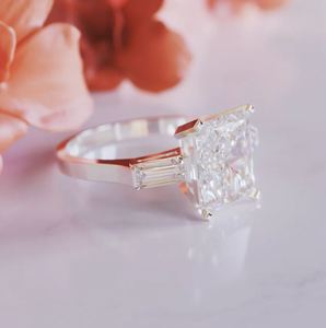 Anillo de Compromiso de Moissanita con Corte Radiante, Plata de Ley, Chapado en Oro Amarillo, Engaste de Garra, Anillo de Lujo para Boda o Aniversario - Product Image 3