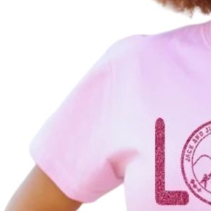 เสื้อยืดคอกลมแขนสั้นสีชมพูสำหรับผู้หญิง พร้อมตัวอักษรคำว่า LOVE ลายกุหลาบ และกราฟิกตราสัญลักษณ์วงกลม แฟชั่นลำลองทันสมัยสำหรับทุกวัน - Product Image 4