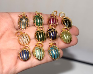 Pendentif Scarabée Minuscule en Or 18K Fait Main avec Sertissage Clos et Pierres Précieuses Multicolores, Style Bohème pour Femme et Unisexe, Idéal Soirée, Certifié IGI - Product Image 4