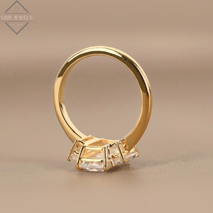 Anillo de Diamantes de Lujo con Corte Esmeralda y Tres Piedras, Oro Amarillo con Piedras Laterales en Baguette, Joyería de Compromiso, Regalo - Product Image 2