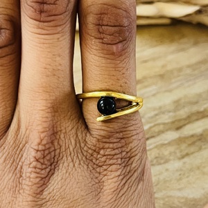 Bague en Onyx au Design Tendance, Anneaux Minimalistes en Laiton pour Femmes, Plaqué Or 18 carats, Bande Ondulée Délicate, Bijoux Géométriques Personnalisés, Vente en Gros/OEM/ODM - Product Image 5