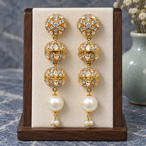 Pendientes Largos de Perlas con Globo Terráqueo de Circonita Cúbica de Calidad Premium, Suministro al por Mayor - Product Image 3