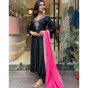 Ensemble de vêtements de fête pour femmes de créateur haut bas Dupatta pour un look élégant - Product Image 4