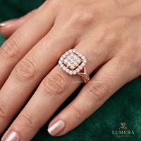 Élégante bague halo en diamant de laboratoire taille coussin, avec centre en grappe de diamants ronds, double bordure et sangle fendue à milgrain