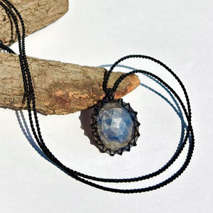 Collier en macramé fait main avec pierre de lune arc-en-ciel, pendentif en pierre de lune naturelle facettée, cordon noir, bijoux bohèmes, bijoux de guérison, cadeau pour femme - Product Image 5