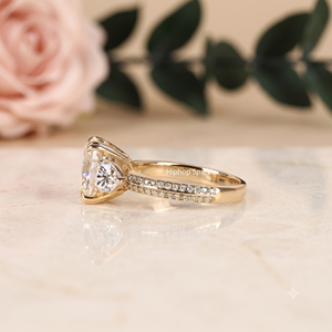 Bague de fiançailles vintage hip-hop scintillante en or jaune 18 carats avec moissanite taille coussin, trois pierres, monture à griffes à tige fendue, cadeau de mariage - Product Image 2
