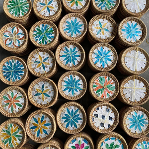 Posavasos de Mosaico de Conchas Marinas Naturales Hechos a Mano con Borde de Ratán, Decoración Costera para el Hogar, Posavasos para Bebidas, Regalo, Recuerdo - Product Image 6
