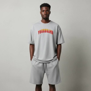 Camiseta gris de cuello redondo para hombre con estampado de letras rojas, conjunto de camiseta de manga corta de ajuste holgado y pantalones cortos a juego para todas las estaciones. - Product Image 6