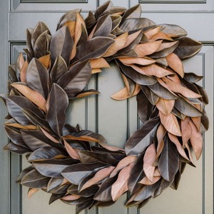 Couronne de magnolias moderne avec des feuilles épaisses et densément superposées, brillantes, bicolores, marron foncé et cuivre doré - Product Image 4