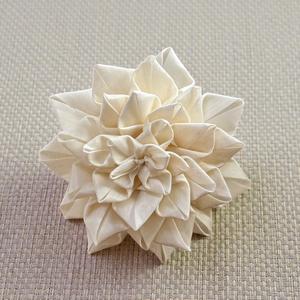 Flor de Madera Sola Dahlia Tessellation Hecha a Mano y Sostenible, 8.5 CM, con Varilla de Fibra Vegetal de Sesbania - Product Image 1