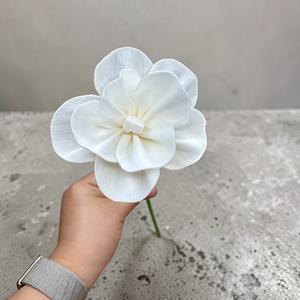 ดอกไม้ประดิษฐ์ทำมือจากไม้โซล่า กลิ่นดอกพุด ขนาด 8.5 ซม. ทำจากเส้นใยพืชเซสบานียา จากประเทศไทย - Product Image 3