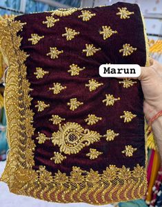 Sari en velours pur avec chemisier en soie Malai, rehaussé par des broderies riches, bordure fantaisie fine pour un style traditionnel élégant - Product Image 1