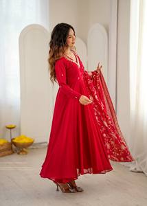 ชุดคุर्ติผ้าชีฟองปักลายสีแดงสไตล์อินเดีย-ปากีสถาน พร้อมผ้าคลุมไหล่  ทำจากวัสดุรีไซเคิล สำหรับงานแต่งงานและงานเลี้ยงของผู้หญิง - Product Image 2