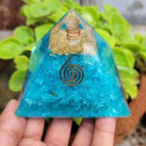 Cristal de Aguamarina natural Pirámide de orgón Premium Chips de cristal de Aguamarina azul Pirámide de resina de energía de orgonita grande 8 cm a granel - Product Image 1
