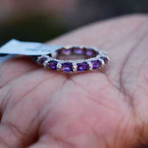 Super vente : Bague éternité en améthyste Royal Velvet au style tendance, en argent 925, confectionnée avec des améthystes - Product Image 2