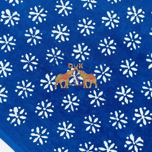 Tela Suave con Estampado Floral Sanganeri Indigo de la India, Textil Ecológico para el Hogar, para Ropa de Cama, Cortinas, Forros, Bolsas, Juguetes y Accesorios - Product Image 2