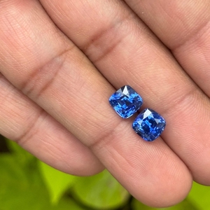 Paire de saphirs bleus naturels du Sri Lanka, 5,21 carats, bleu bleuet, taille coussin, pierres précieuses brutes, qualité AAAA, chauffées, pierres précieuses rares - Product Image 5
