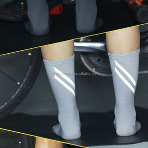 Chaussettes unisexes en coton avec motif de logo brodé, confort extensible doux, design rétro vintage tendance streetwear - Product Image 5