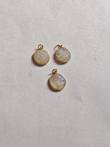 Collier pendentif rond en pierre de lune arc-en-ciel faite à la main, avec breloque en laiton plaqué or, fournisseur de bijoux en gros - Product Image 4