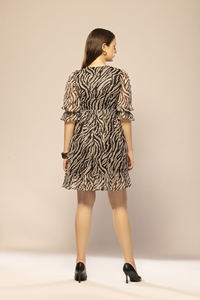 Vestido Negro Estampado Abstracto de Diseñador Premium, Vestido de Mujer con Estampado, Ropa de Calle, Uso Diario, Disponible a Precio de Exportación - Product Image 4