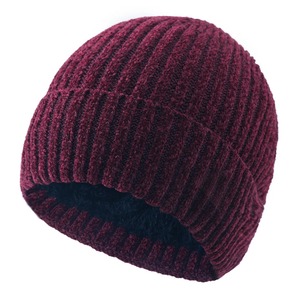 Gorro de punto con logotipo bordado para hombre y mujer, cálido para invierno, de alta calidad, diseñado para brindar comodidad en climas fríos para adultos. - Product Image 4