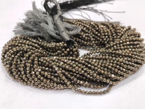 Perles de pyrite naturelle rondes facettées de 3 mm, vendues par brin, longueur 12,5 pouces - Product Image 5