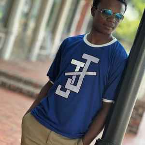 Camiseta Ringer Azul Rey para Hombre con Cuello y Mangas en Contraste Blanco, Logotipo Bordado en Chenille Personalizado, Algodón, Suministro al por Mayor OEM - Product Image 3