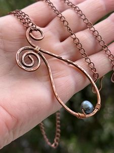 Collier en cuivre traditionnel avec un artisanat unique, accessoire de bijouterie attrayant pour les femmes de tous âges - Product Image 1